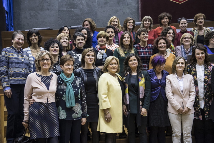 Parlamentarias actuales y de otras legislaturas posan en el Salón de Plenos.(Jagoba MANTEROLA/ARGAZKI PRESS)