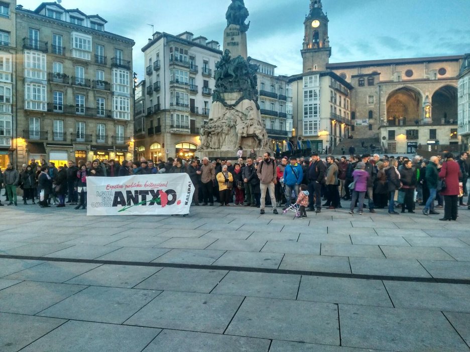 Concentración en la plaza de la Virgen Blanca. (@ErnaiGasteiz)