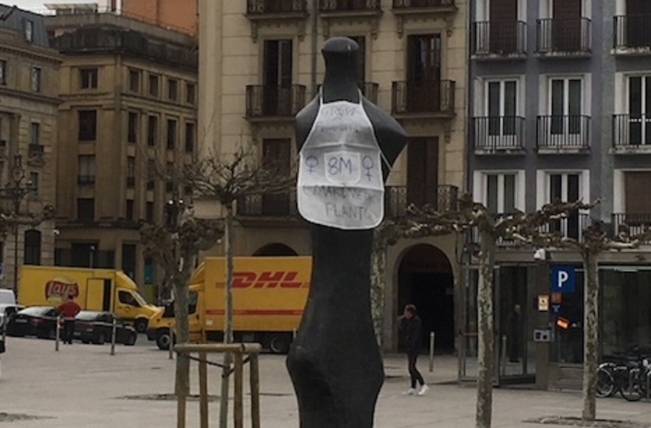 La escultura de la plaza del Castillo no falta a la cita con el delantal.