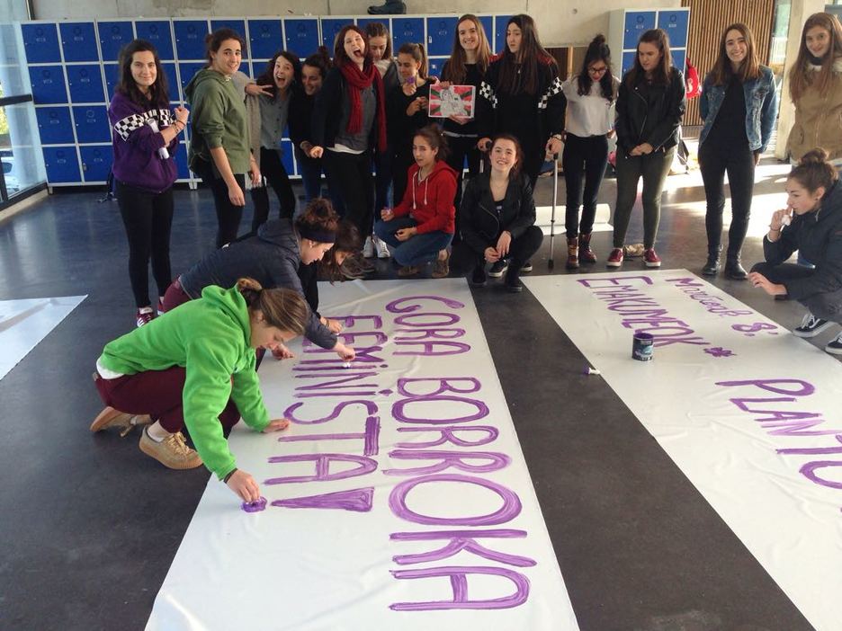 Pancarta en el Liceo de Baiona. (Haritz Larrañaga) Pancarta en el Liceo de Baiona. (Haritz Larrañaga)