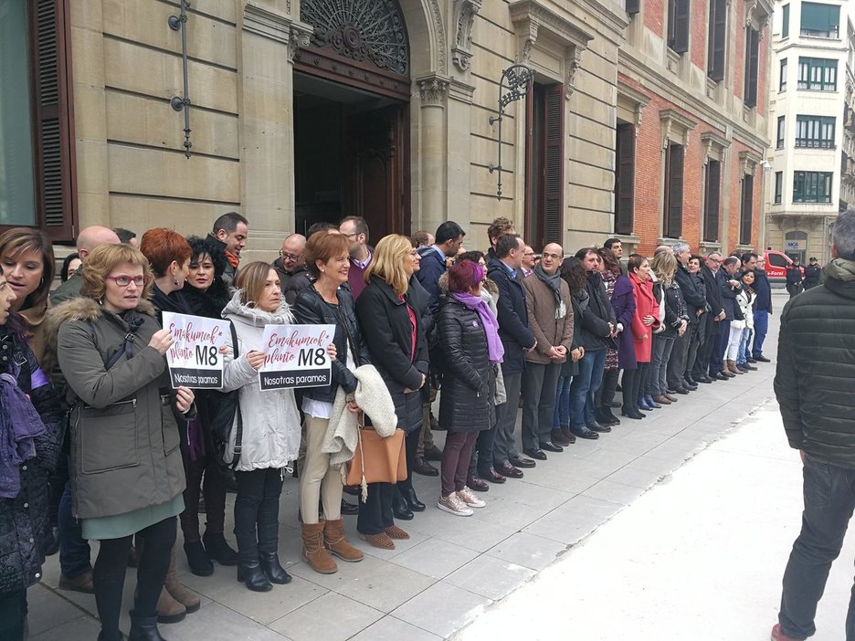 A las puertas del Parlamento navarro. (Martxelo DÍAZ) A las puertas del Parlamento navarro. (Martxelo DÍAZ)