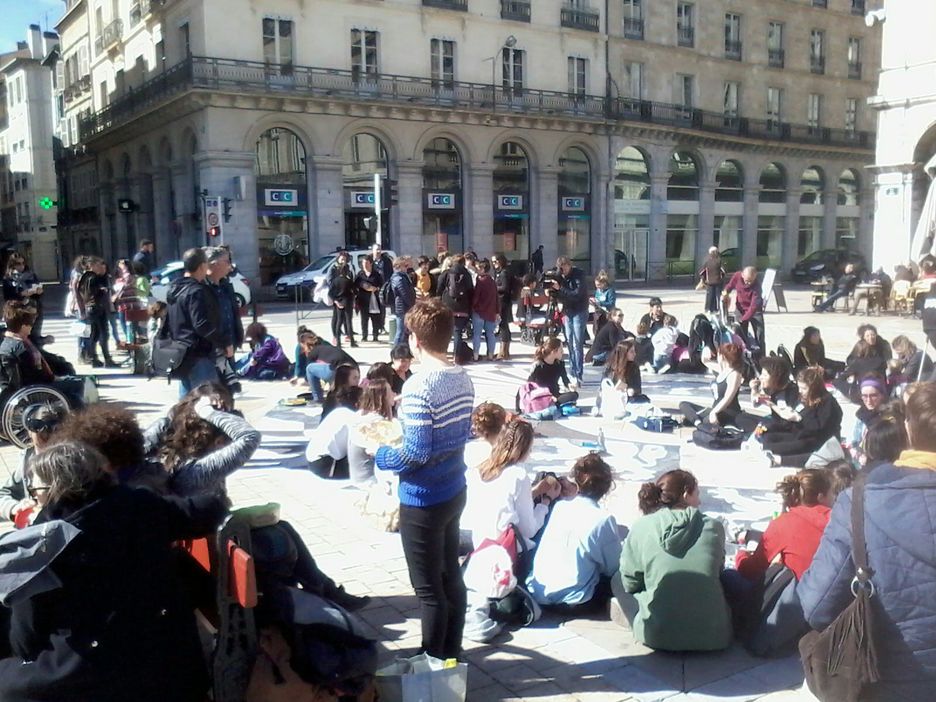 Ante el Ayuntamiento de Baiona. (Haritz Larrañaga) Ante el Ayuntamiento de Baiona. (Haritz Larrañaga)