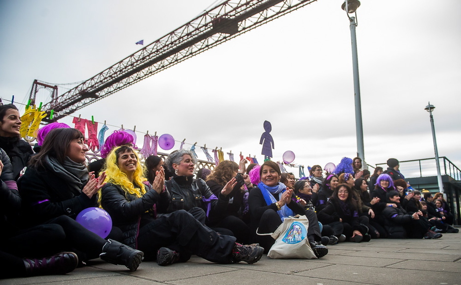 Reconocimiento a las trabajadoras del hogar, en Portugalete. (Luis JAUREGIALTZO / ARGAZKI PRESS) Reconocimiento a las trabajadoras del hogar, en Portugalete. (Luis JAUREGIALTZO / ARGAZKI PRESS)