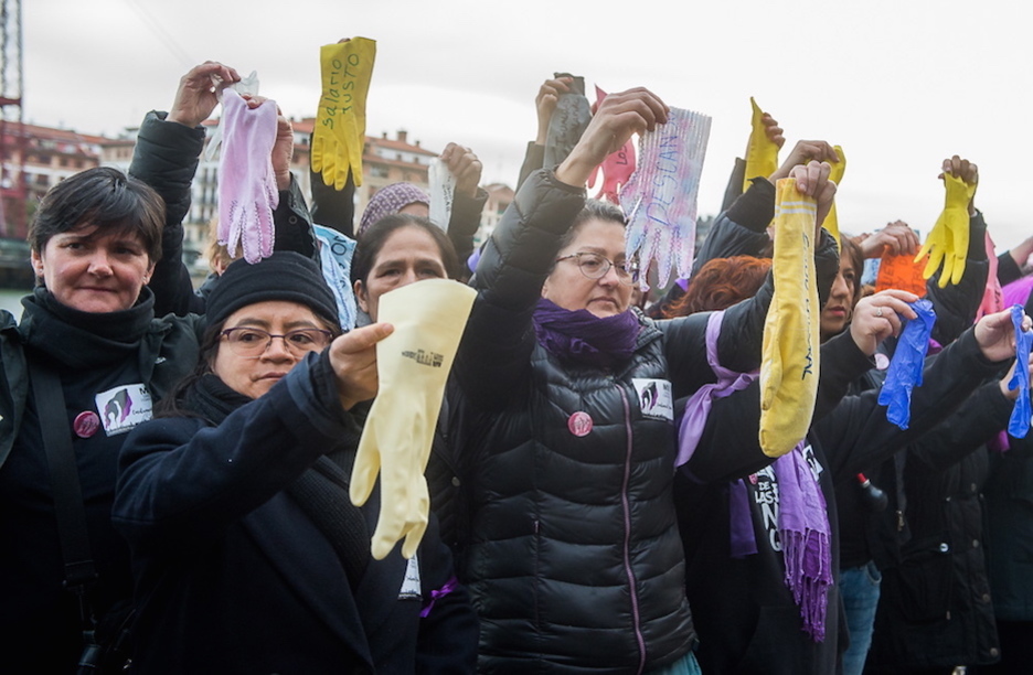 Reconocimiento a las trabajadoras del hogar, en Portugalete. (Luis JAUREGIALTZO / ARGAZKI PRESS) Reconocimiento a las trabajadoras del hogar, en Portugalete. (Luis JAUREGIALTZO / ARGAZKI PRESS)