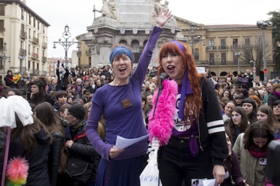 Expresiones de júbilo durante el acto político en el paseo de Sarasate. (Iñigo URIZ/ARGAZKI PRESS)