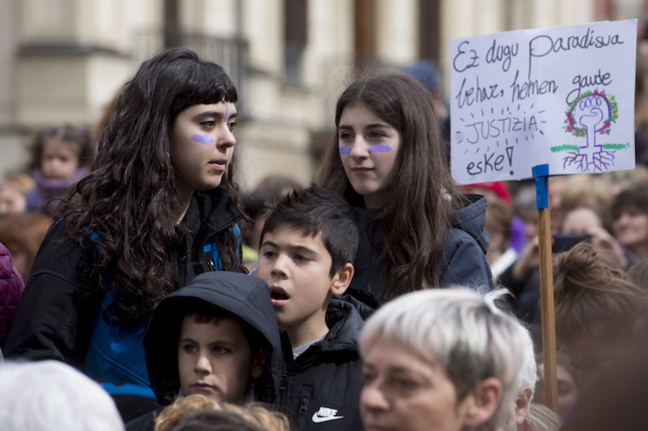 Dos chicas con una pancarta en el paseo de Sarasate. (Iñigo URIZ / ARGAZKI PRESS) Dos chicas con una pancarta en el paseo de Sarasate. (Iñigo URIZ / ARGAZKI PRESS)
