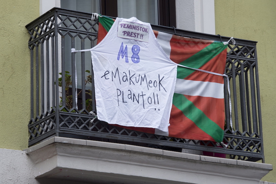 Un balcón en Iruñea. (Iñigo URIZ / ARGAZKI PRESS) Un balcón en Iruñea. (Iñigo URIZ / ARGAZKI PRESS)
