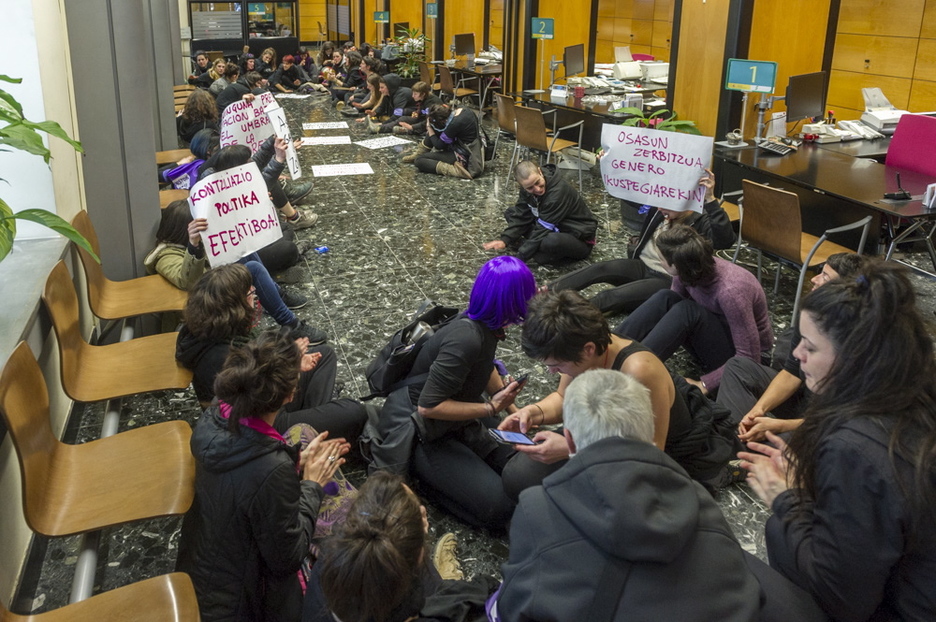 Protesta en el interior de la Seguridad Social, en Gasteiz. (Juanan RUIZ / ARGAZKI PRESS) Protesta en el interior de la Seguridad Social, en Gasteiz. (Juanan RUIZ / ARGAZKI PRESS)
