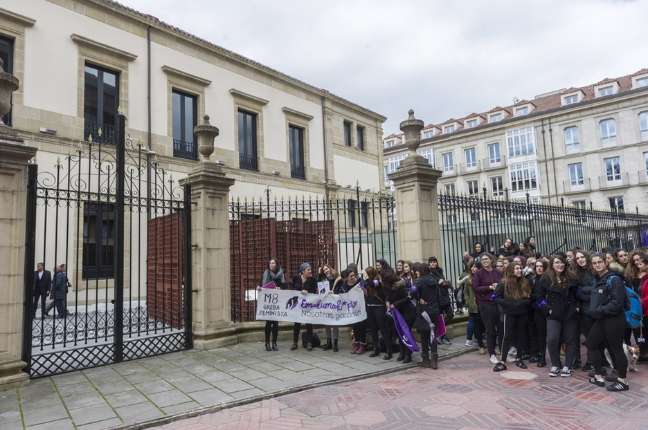 Concentración ante el Parlamento autonómico. (Juanan RUIZ / ARGAZKI PRESS) Concentración ante el Parlamento autonómico. (Juanan RUIZ / ARGAZKI PRESS)