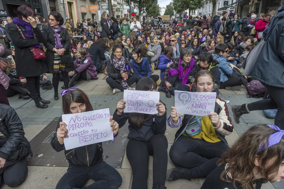 Chicas con carteles en Gasteiz. (Juanan RUIZ / ARGAZKI PRESS) Chicas con carteles en Gasteiz. (Juanan RUIZ / ARGAZKI PRESS)