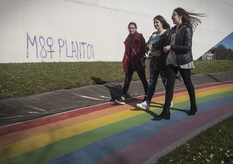 Tres jóvenes se dirigen a la movilización de Bilbo. (Jon URBE/ARGAZKI PRESS) Tres jóvenes se dirigen a la movilización de Bilbo. (Jon URBE/ARGAZKI PRESS)
