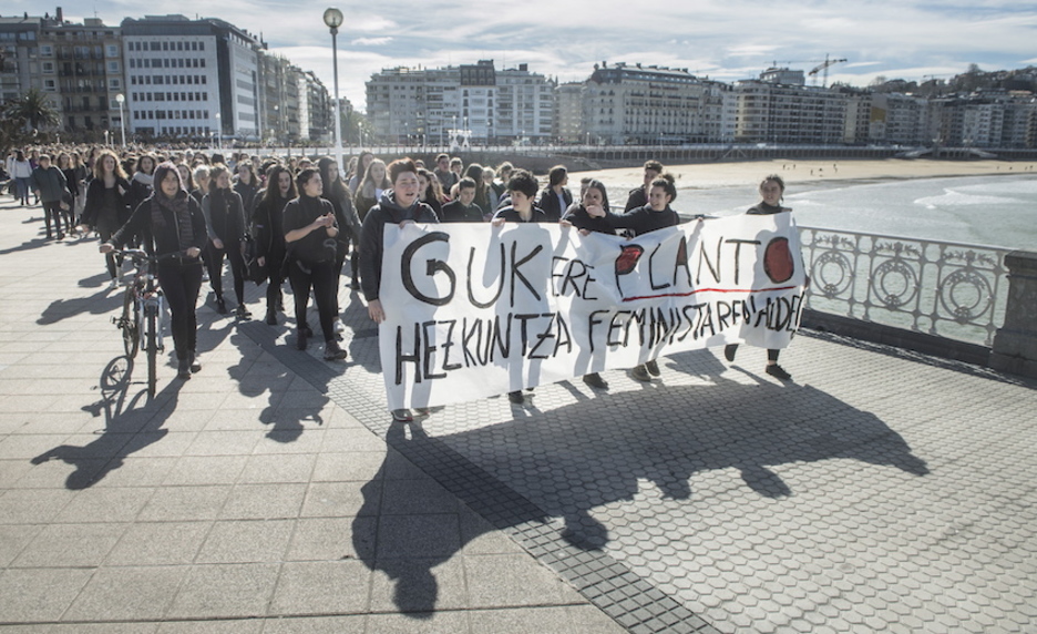 Estudiantes llegan a la movilización de Donostia. (Jon URBE/ARGAZKI PRESS) Estudiantes llegan a la movilización de Donostia. (Jon URBE/ARGAZKI PRESS)