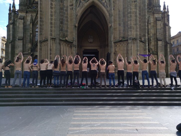 Un grupo de mujeres se han desnudado de cintura para arriba ante el Buen Pastor de Donostia. (@Dfeministak)