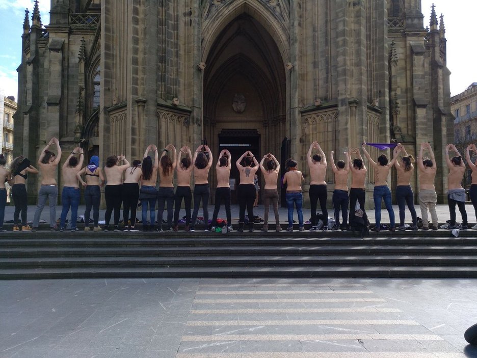 Un grupo de mujeres con el torso desnudo ante el Buen Pastor de Donostia. (@Dfeministak) Un grupo de mujeres con el torso desnudo ante el Buen Pastor de Donostia. (@Dfeministak)