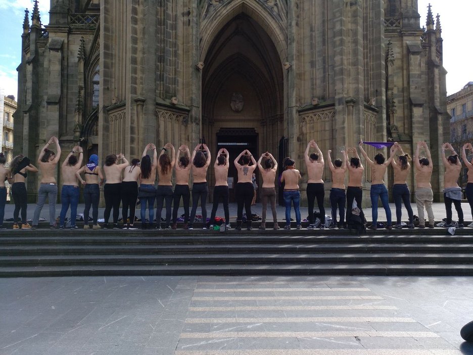 Un grupo de mujeres con el torso desnudo ante el Buen Pastor de Donostia. (@Dfeministak)