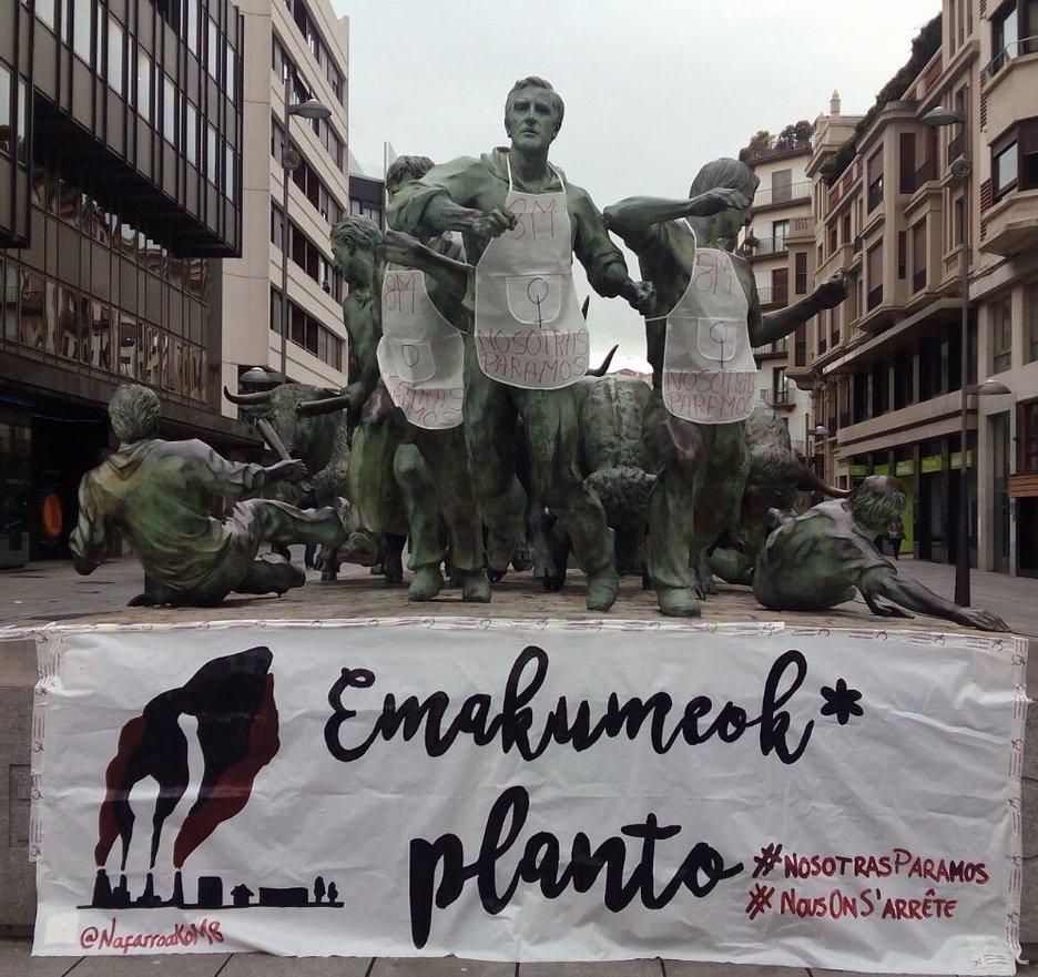 El Monumento al encierro de Iruñea, hoy revindicativo. (@ElaNafarroa) El Monumento al encierro de Iruñea, hoy revindicativo. (@ElaNafarroa)