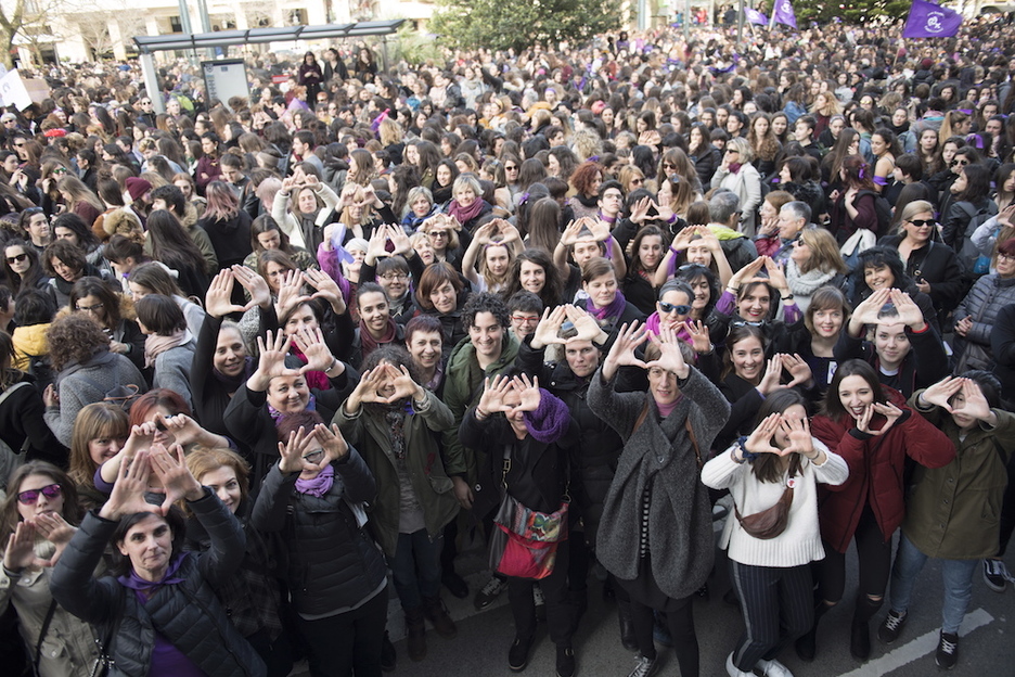 Las trabajadoras de NAIZ y GARA en la manifestación de Donostia. (Juan Carlos RUIZ/ARGAZKI PRESS) Las trabajadoras de NAIZ y GARA en la manifestación de Donostia. (Juan Carlos RUIZ/ARGAZKI PRESS)