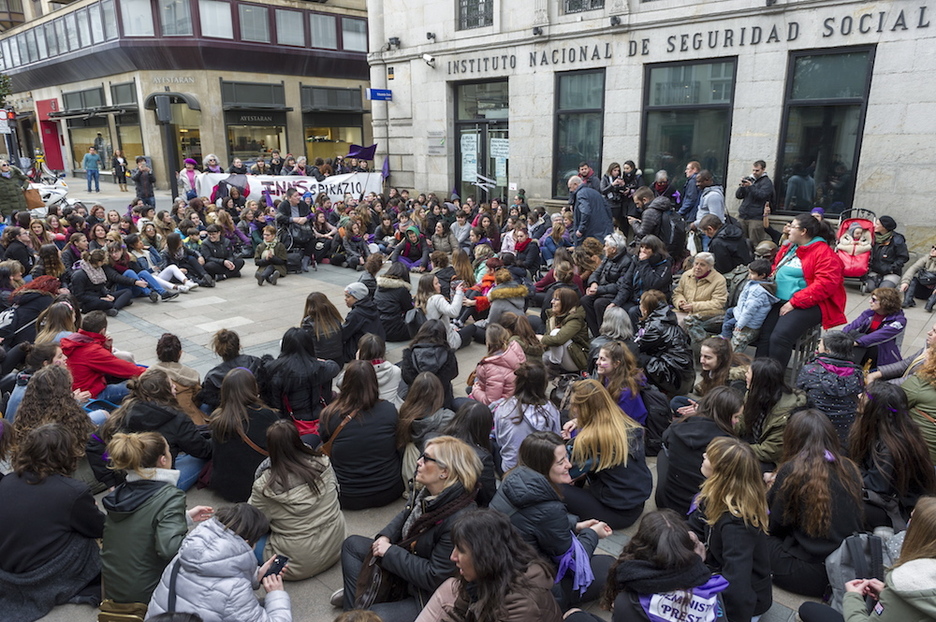 El movimiento feminista ha centrado parte de la protesta en Gasteiz en las oficinas de la Seguridad Social. (Juanan RUIZ/ARGAZKI PRESS)
