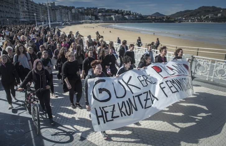 Estudiantes portan una pancarta en favor de la huelga en Donostia. (Jon URBE/ARGAZKI PRESS)