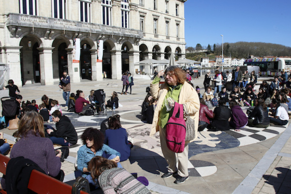 Picnic ante el Ayuntamiento de Baiona. (Bob EDME) Picnic ante el Ayuntamiento de Baiona. (Bob EDME)