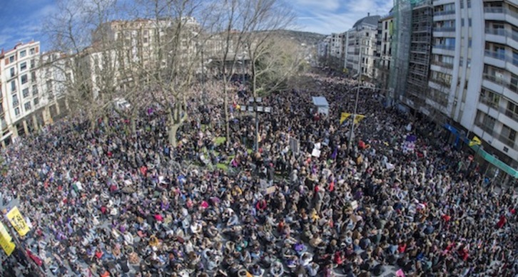 Miles de personas se han manifestado en Donostia, al igual que en otras capitales. (Jon URBE/ARGAZKI PRESS) 