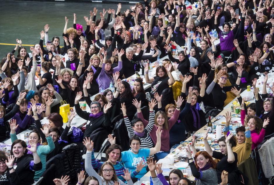 En Sestao las mujeres han comindo en el frontón. (Luis JAUREGIALTZO/ARGAZKI PRESS) En Sestao las mujeres han comindo en el frontón. (Luis JAUREGIALTZO/ARGAZKI PRESS)