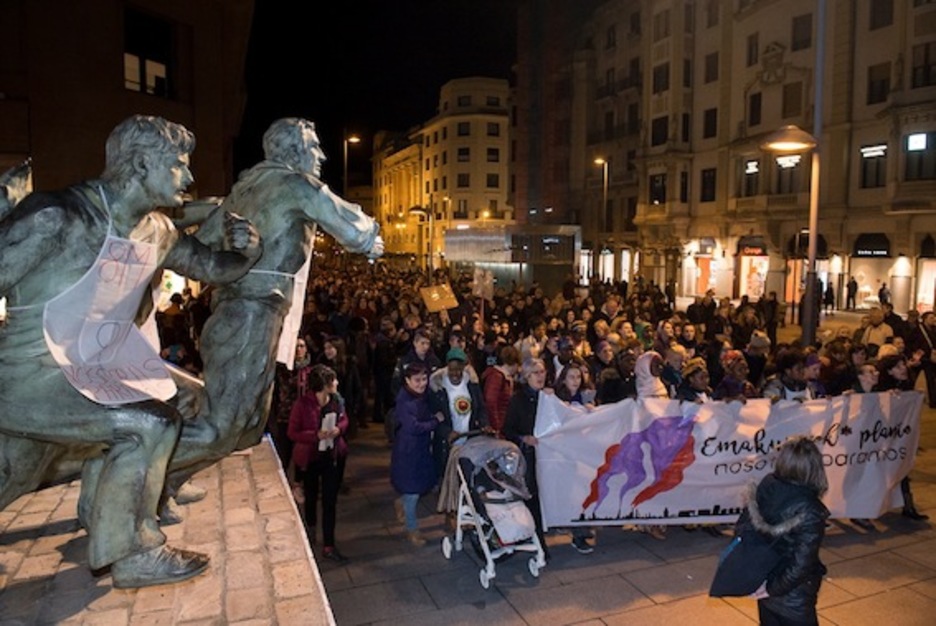 Las reivindicaciones, incluso en el monumento al encierro. (Iñigo URIZ/ARGAZKI PRESS) Las reivindicaciones, incluso en el monumento al encierro. (Iñigo URIZ/ARGAZKI PRESS)