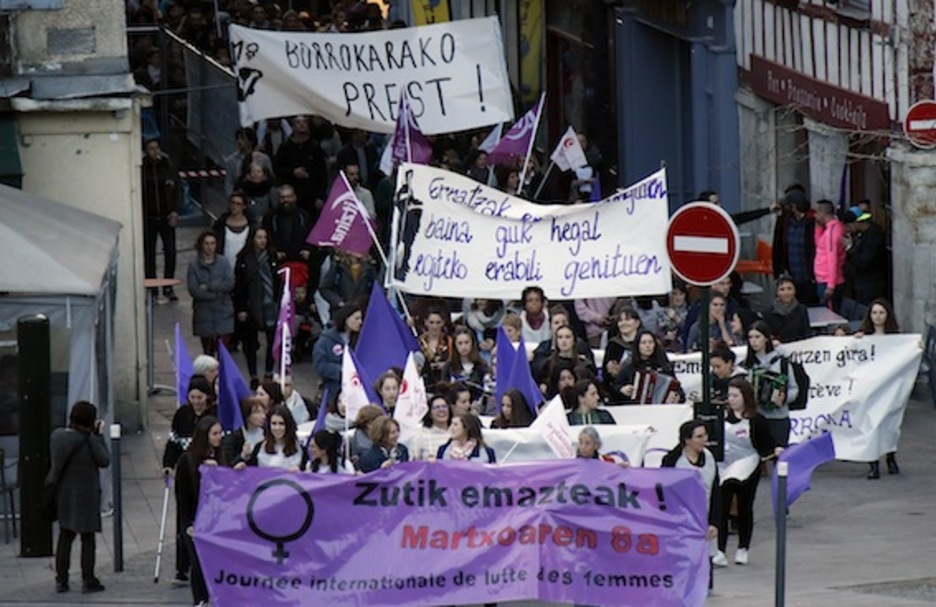 Manifestación en las calles de Baiona. (Bob EDME)