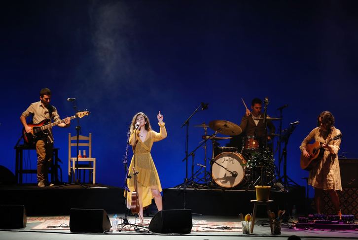 Izaro Arriaga antzoki betearen aurrean. Loraldia.eus