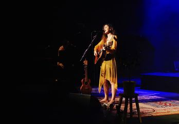 Izaro Arriaga antzoki betearen aurrean