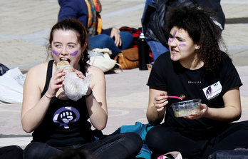 Près de 400 personnes ont réclamé le respect des droits pour les femmes dans les rues de Bayonne. © Bob EDME