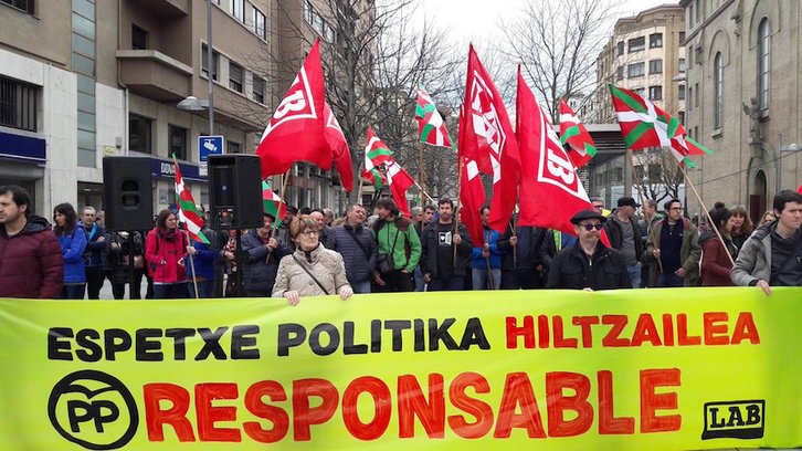 Iruñean Gobernu espainolaren ordezkaritzaren aurrean egin du kontzentrazioa LABek. (LAB)