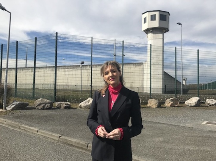 La eurodiputada Martin Anderson, en el exterior de la cárcel de Lannemezan. (ETXERAT)