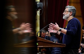 Carles Riera, diputado de la CUP, en una imagen en el Parlament. (Lluís GENÉ/AFP)