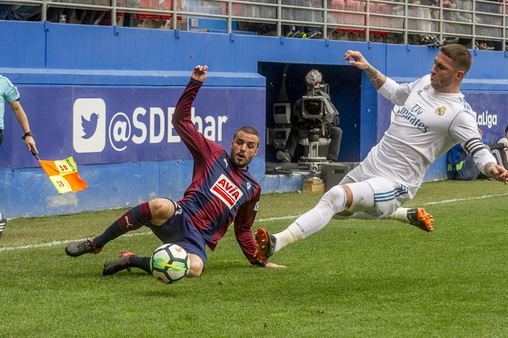Pedro Leon eta Sergio Ramos. Armagina ondo aritu da baina partida oso nekatuta amaitu du. (Jaizki FONTANEDA/ARGAZKI PRESS)