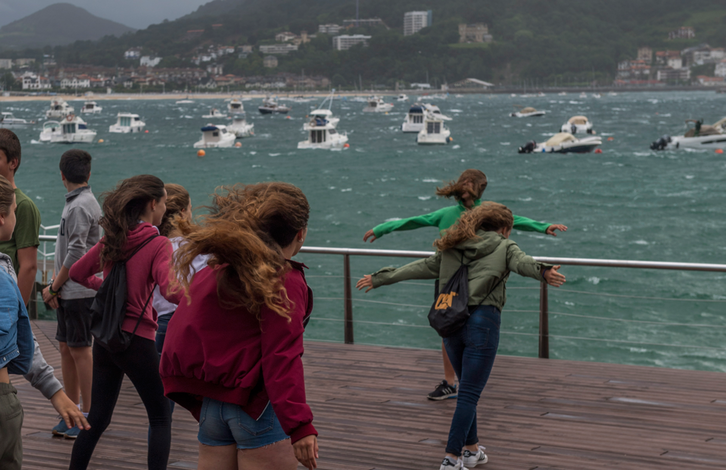 Jóvenes disfrutan de las rachas de viento en Donostia en una foto de archivo. (Juan Carlos RUIZ/ARGAZKI PRESS)