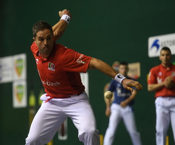 Aimar Olaizola lehen planoan. (Jon URBE/ARGAZKI PRESS)