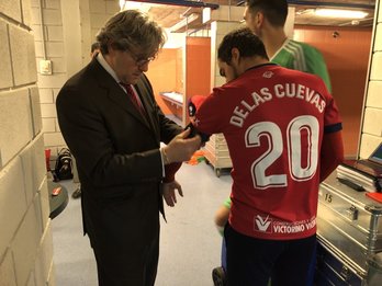 Los jugadores han portado un brazalete negro en recuerdo a Fermín Ezcurra. (Osasuna) 