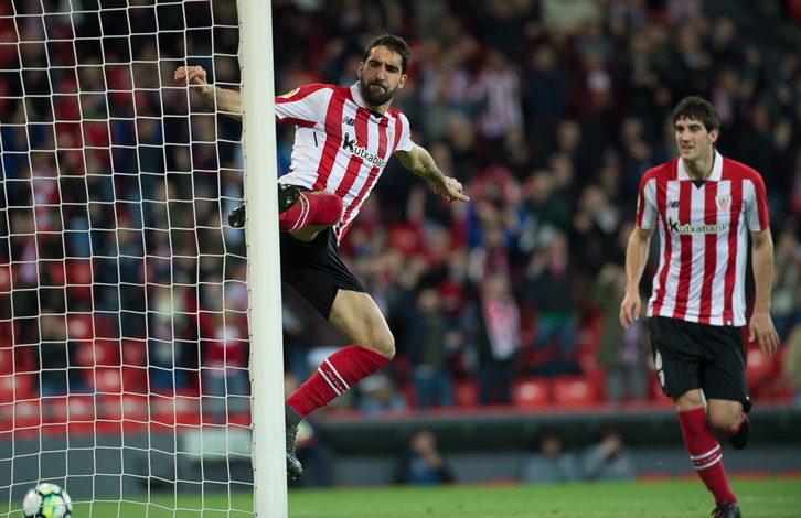 Raul Garcia bere gola ospatzen. (Marisol RAMIREZ/ARGAZKI PRESS)