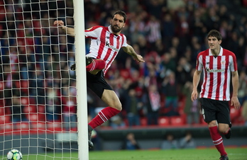 Raul Garcia bere gola ospatzen. (Marisol RAMIREZ/ARGAZKI PRESS)