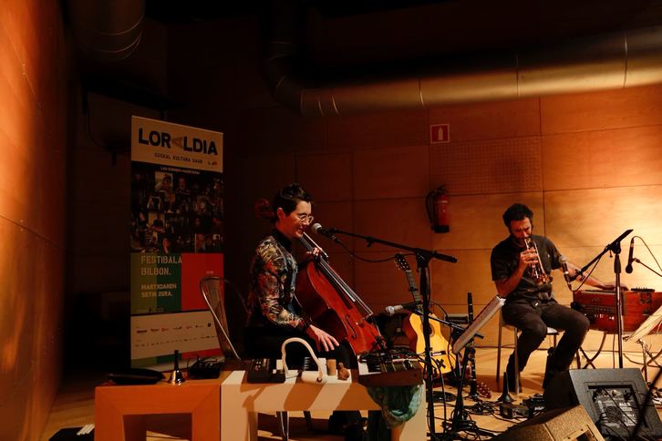 Mursego eta Amorante Banpiro maitaleak emanaldian. Loraldia.eus