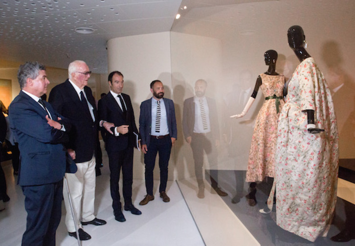 Hubert de Givenchy, segundo por la izquierda, en una visita al Museo Balenciaga. (Gipuzkoa Foru Aldundia)