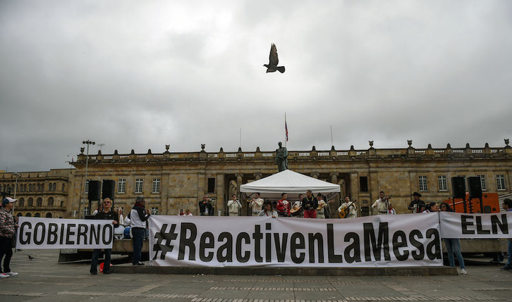 Acto celebrado el pasado viernes en Bogotá para demandar el retorno de las conversaciones entre el Gobierno y el ELN. (Raúl ARBOLEDA / AFP)