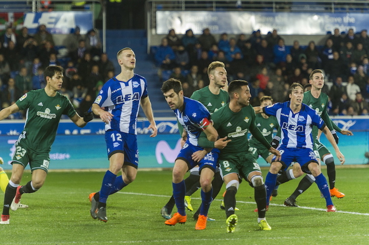 Pugna por la posición dentro del área. (Juanan RUIZ / ARGAZKI PRESS)