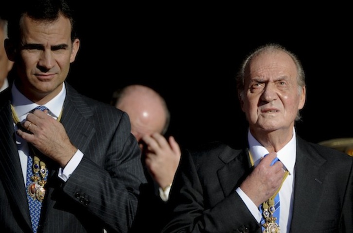 Felipe de Borbón y su padre, en una imagen de archivo. (Pedro ARMESTRE/AFP)