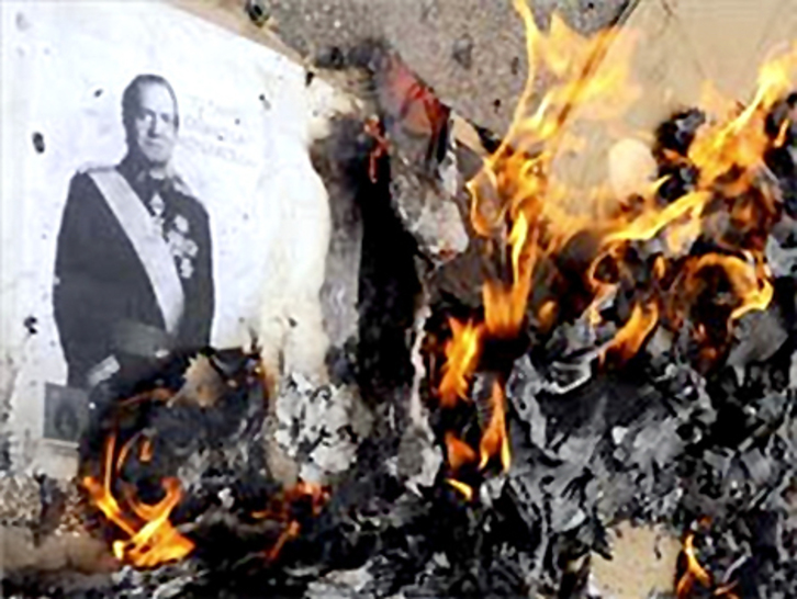 Quema de un retrato de Juan Carlos de Borbón en la Universitat Autònoma de Barcelona durante las protestas de 2007 que se extendieron por toda Catalunya. (Julián MARTÍN/EFE)