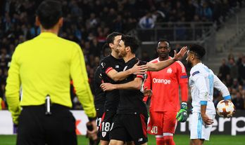 Aduriz celebra el gol marcado en Marsella. (ANNE-CHRISTINE POUJOULAT/AFP)