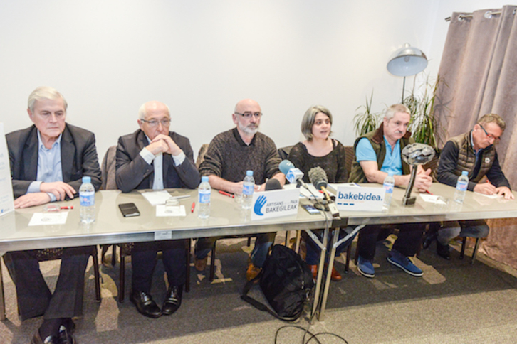 Veunac, Etchegaray, Berhokoirigoin, Funosas, Jauregi y Bimboire, en la presentación del foro organizado con motivo del primer aniversario del desarme de ETA. (Isabelle MIQUELESTORENA)