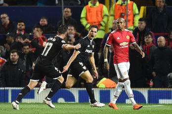 Ben Yedder celebra uno de sus dos goles en Old Trafford. (Oli SCARFF / AFP)