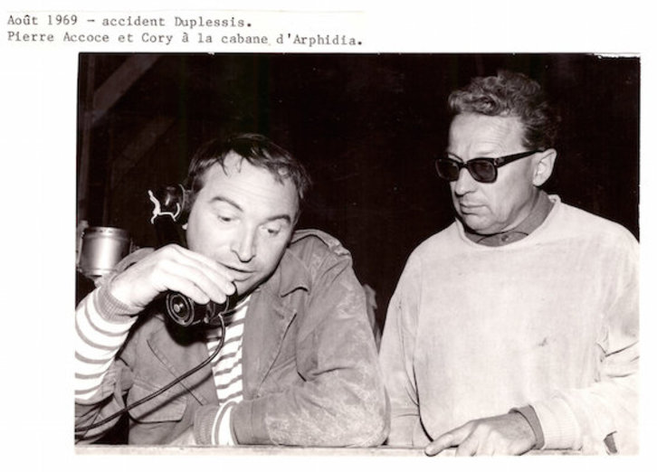 Pierre Accoce ezkerrean, Duplessisen istripuko momentuan